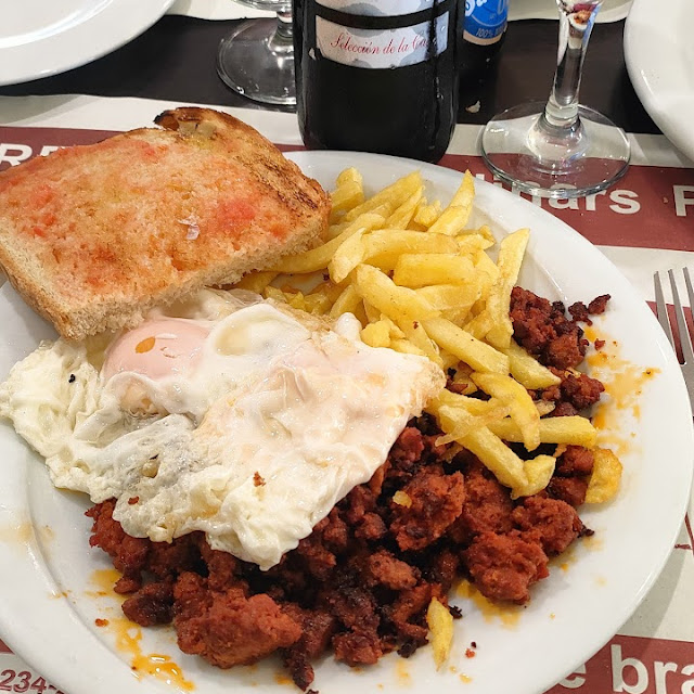 Picadillo de Chorizo Huevos Y Patatas Fritas
