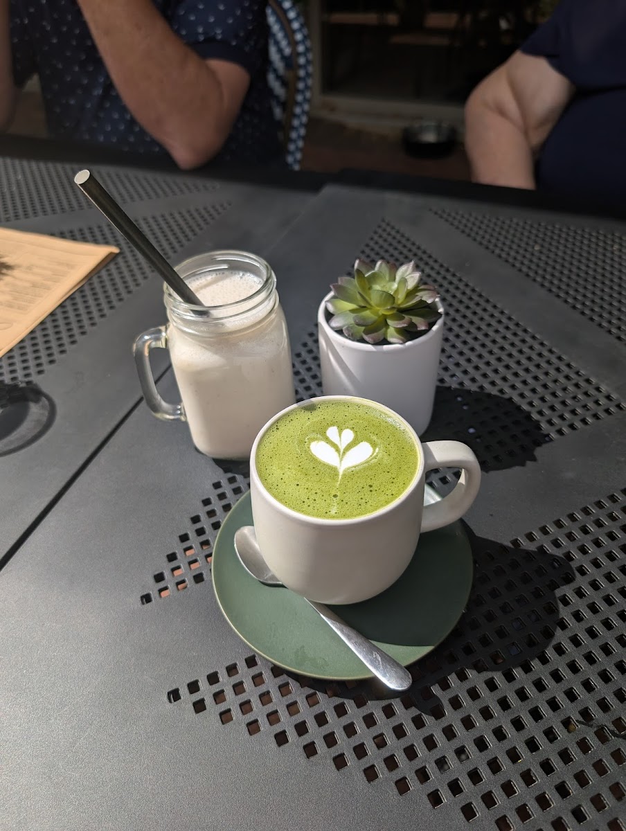 Mavericks Café Co. - Photo 6