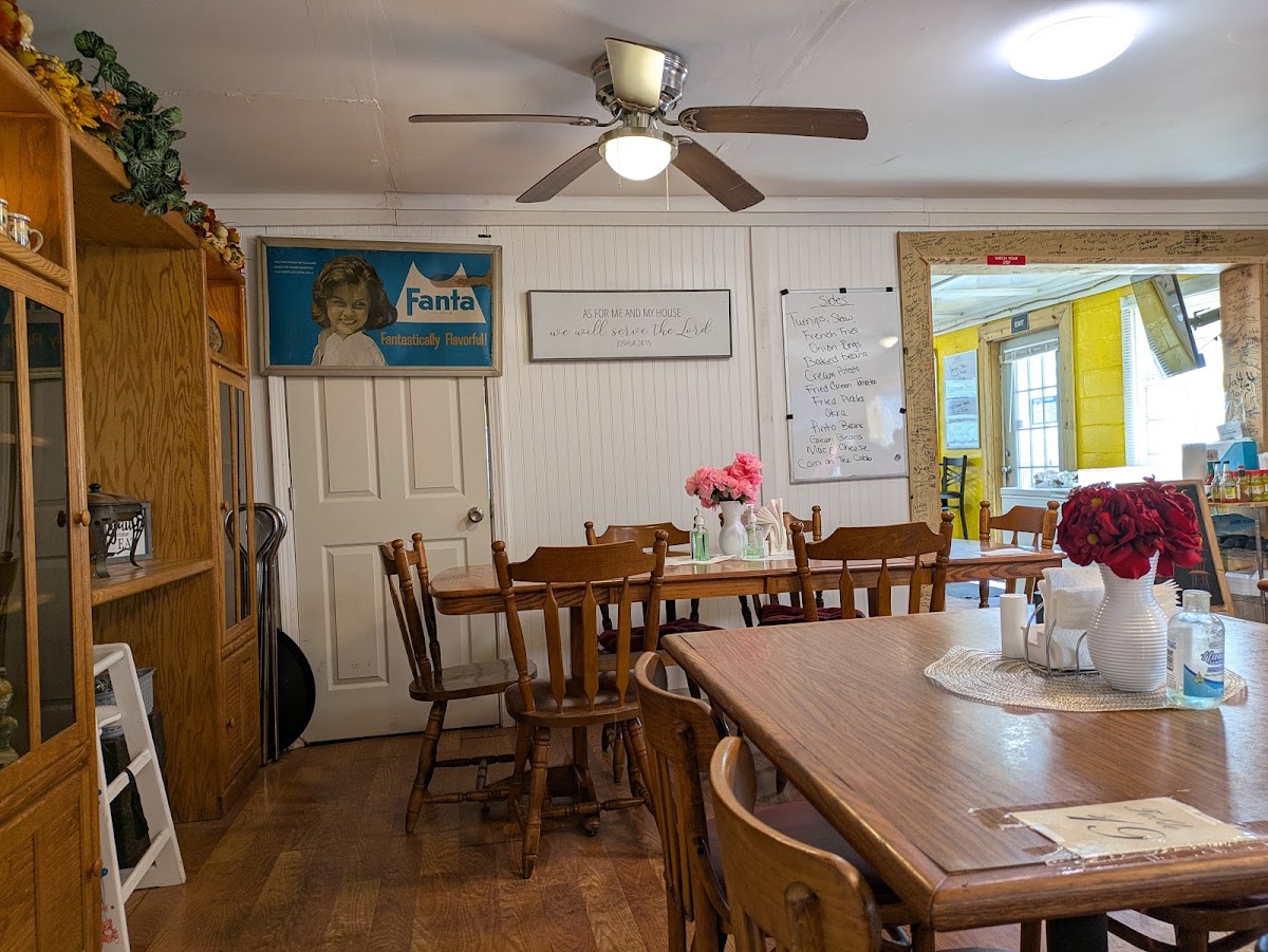 Rutledge Cafe - Photo 3