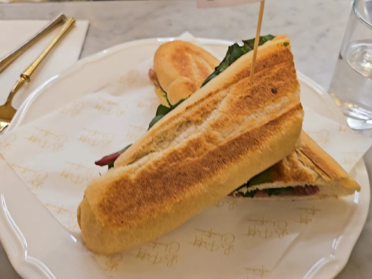 Le Petit Chateau Restaurant - Photo 1