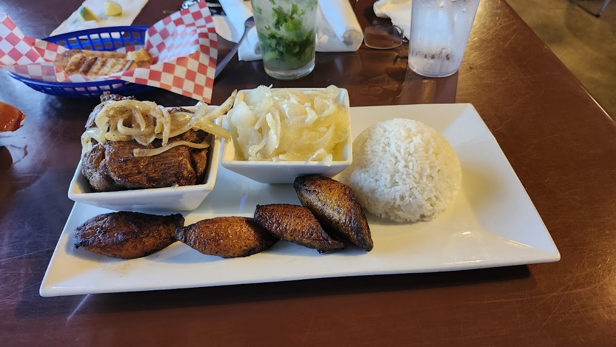 Las Palmas Restaurant - Photo 5