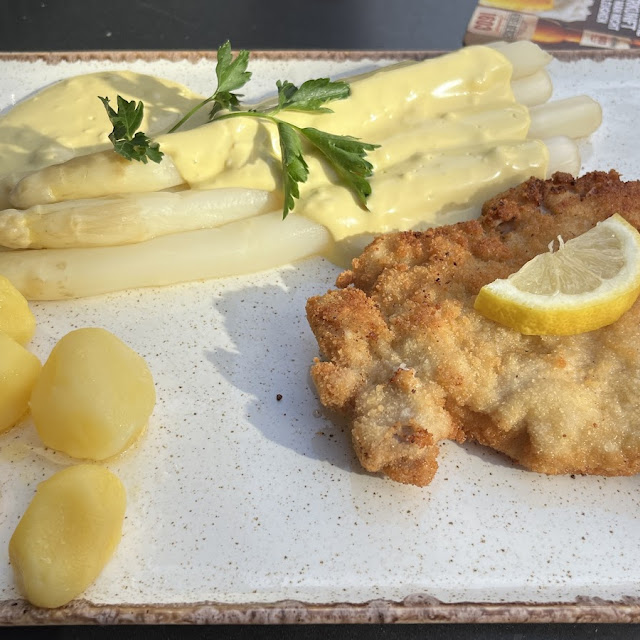 Spargel Mit Schnitzel Und Salzkartoffeln