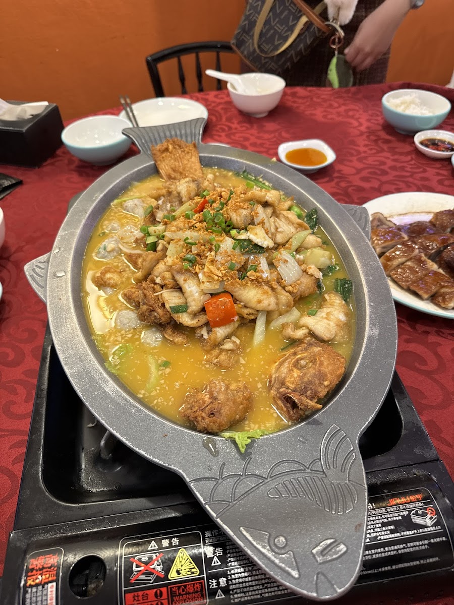 Yu Ji Seafood Restaurant • 澳门 • 渔记脆皮烤鱼 - Photo 3