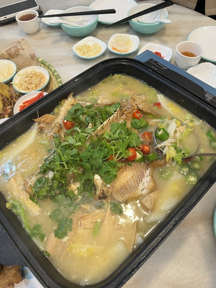 Yu Ji Seafood Restaurant • 澳门 • 渔记脆皮烤鱼 - Photo 4