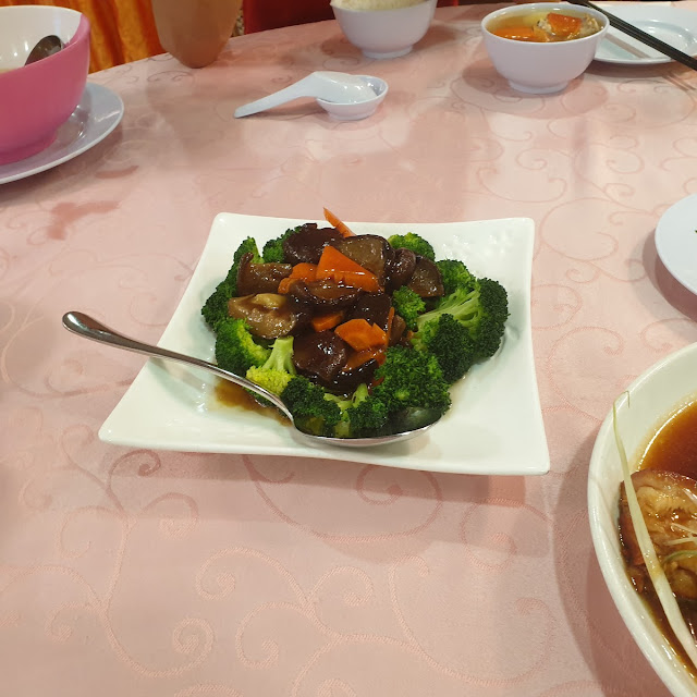 Mushrooms and Broccoli with Garlic Sauce
