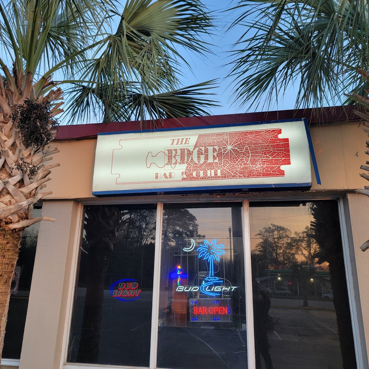 Edge Bar & Grill - Photo 4