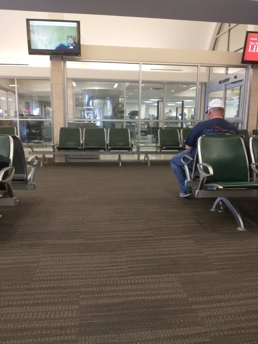 Mathis Field Cafe / Airport - Photo 5