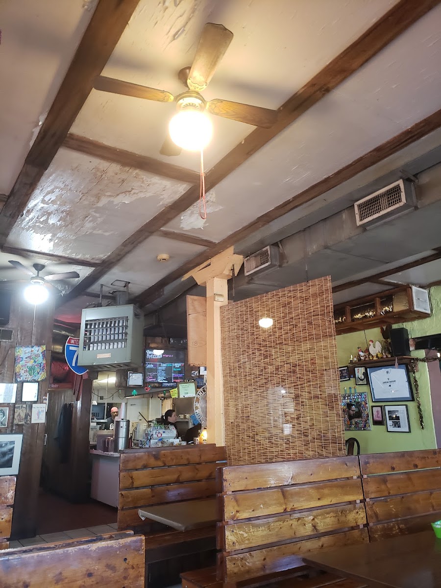 Lupie's Cafe - Photo 4