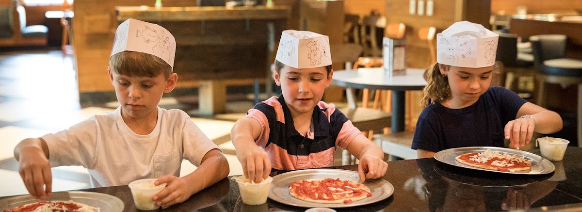 Huzzah Eatery - Photo 2