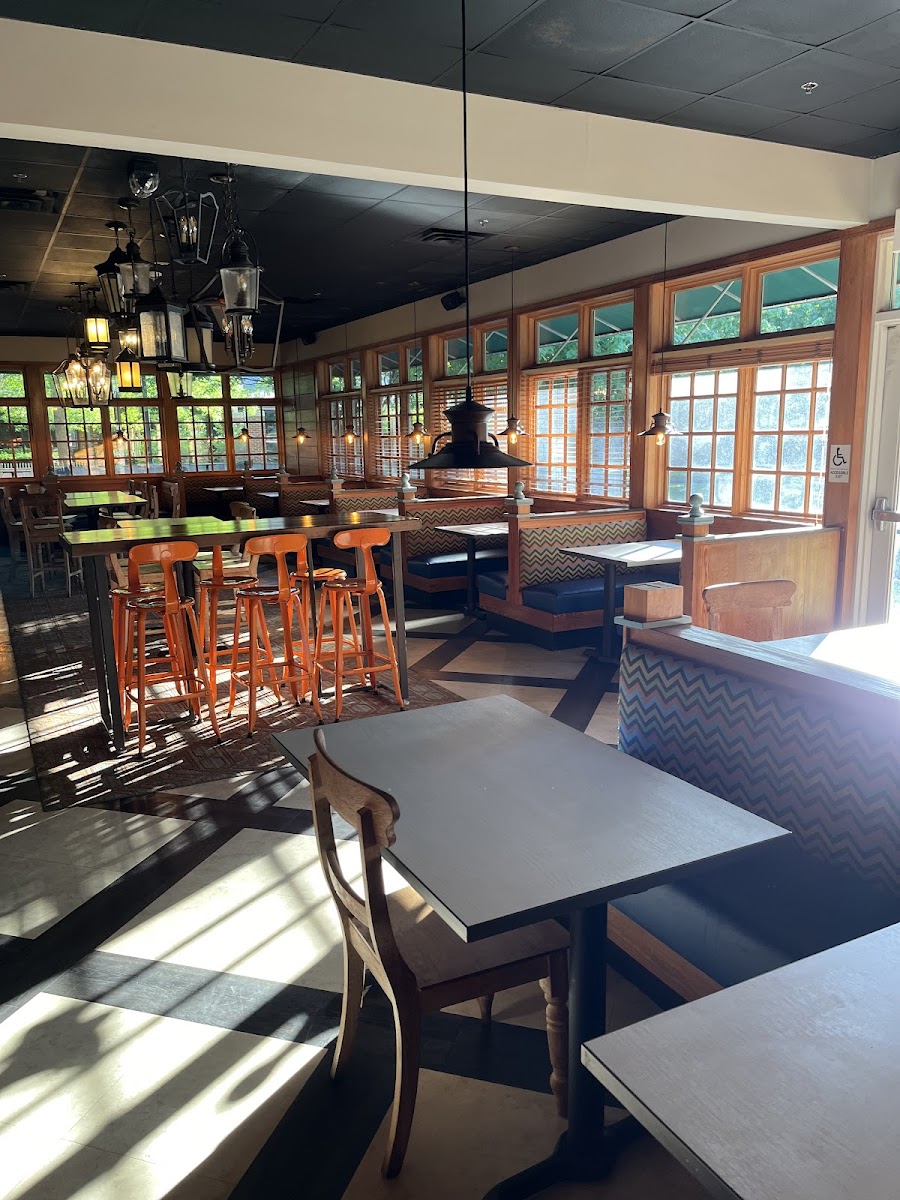 Huzzah Eatery - Photo 3