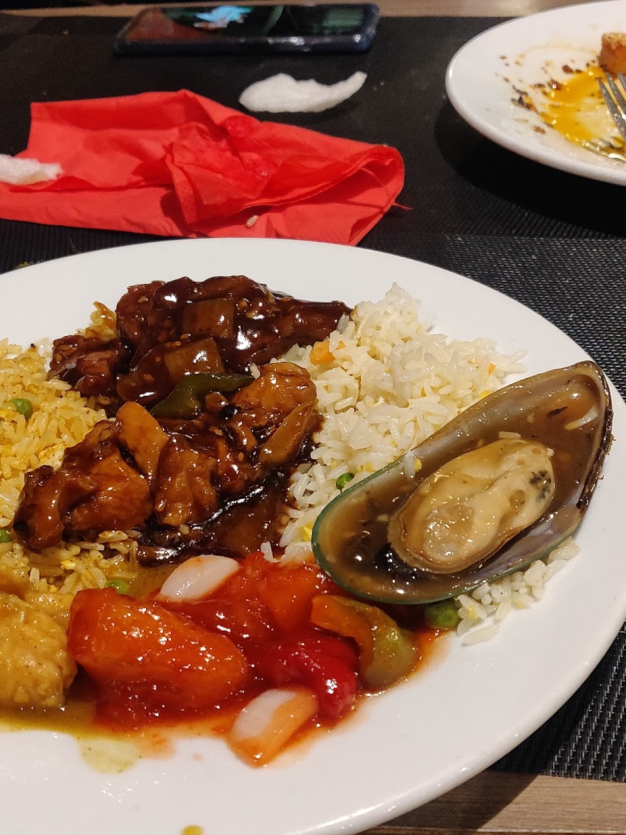 Gourmet Buffet - Photo 3
