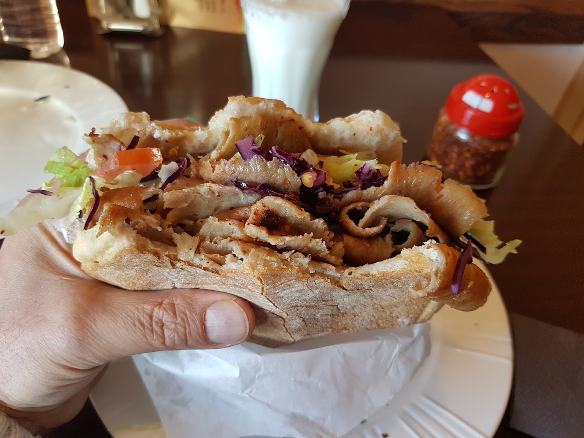 Ali's Döner Bistro - Photo 5