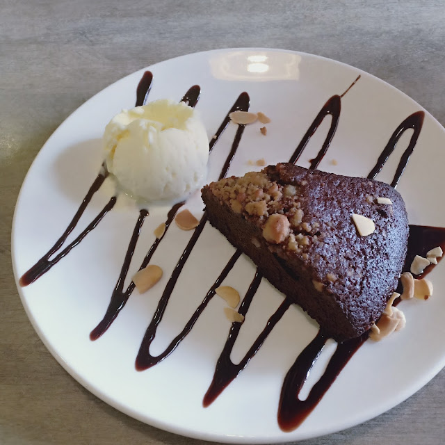 Chocolat Cake with Vanilla Ice Cream