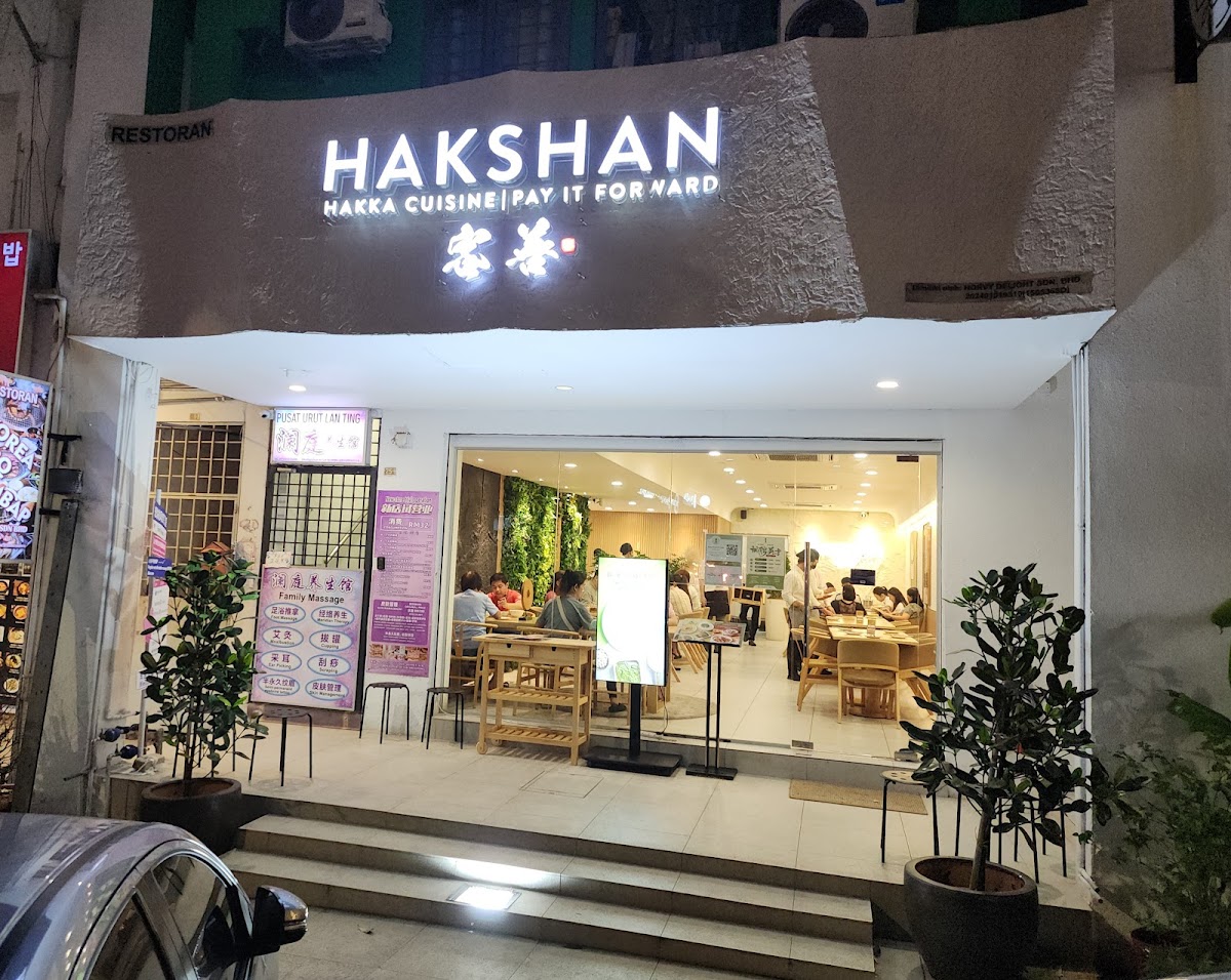 Hakshan Menjalara - Photo 2