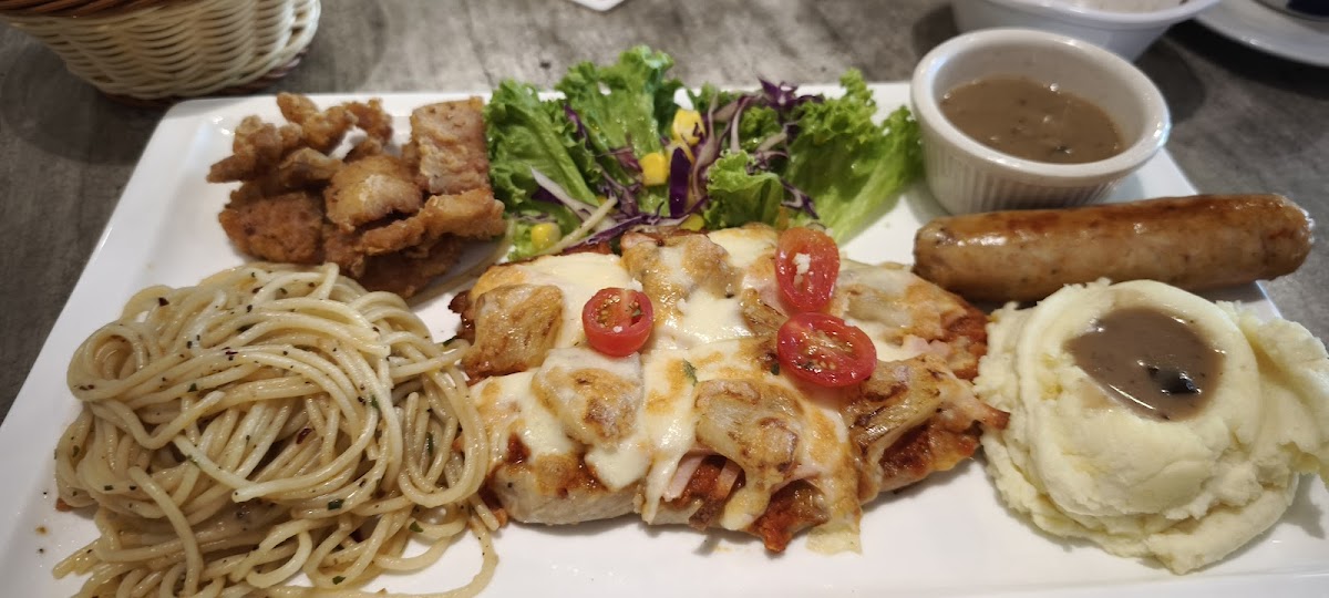 Anmour Cafe Eko Botani - Photo 3