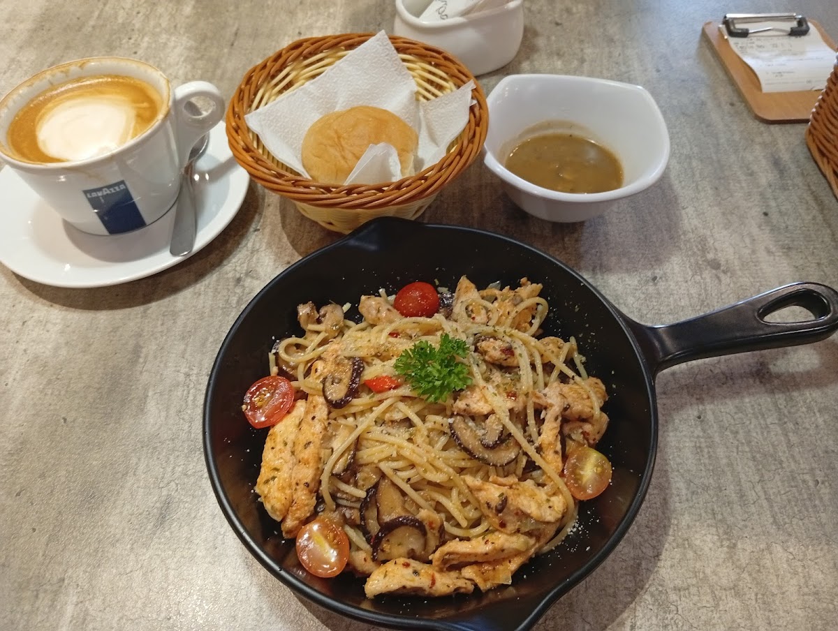 Anmour Cafe Eko Botani - Photo 7