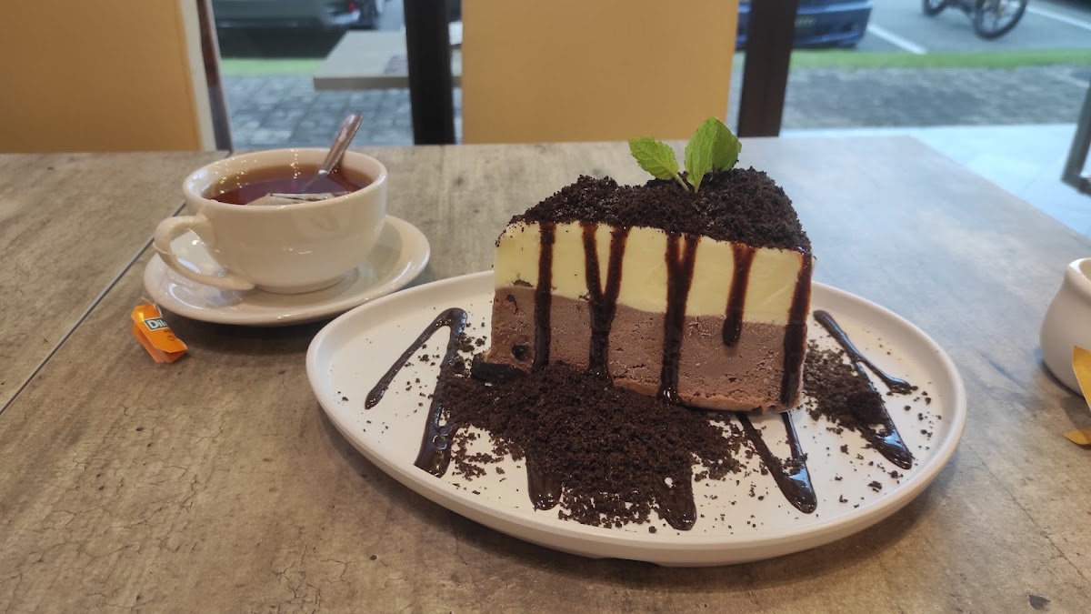 Anmour Cafe Eko Botani - Photo 8