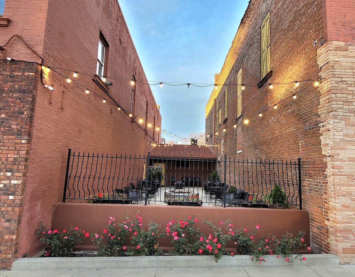 Alongi's Italian Restaurant - Photo 8