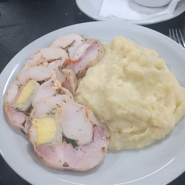 Arrollado de Pollo Con Puré de Papas