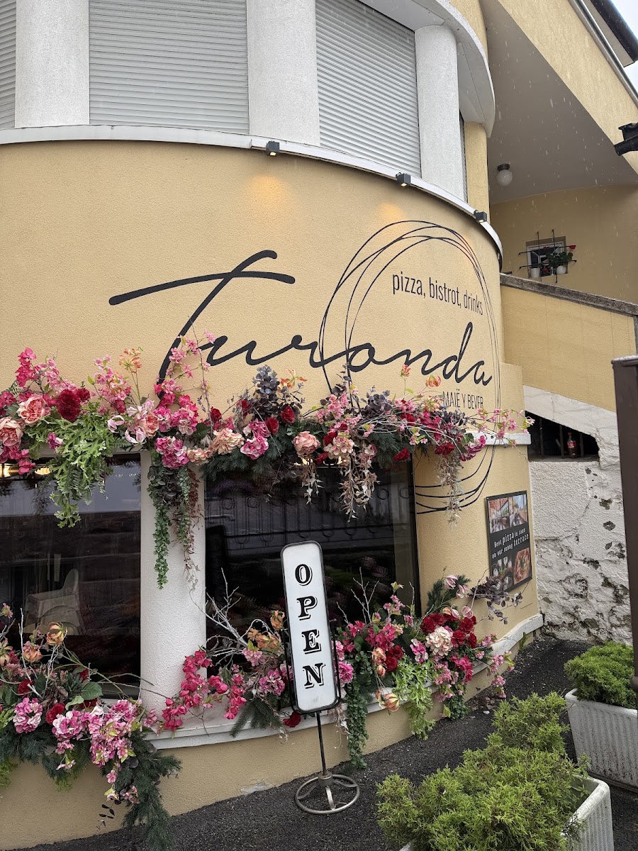 Turonda pizza · bistrot · drinks