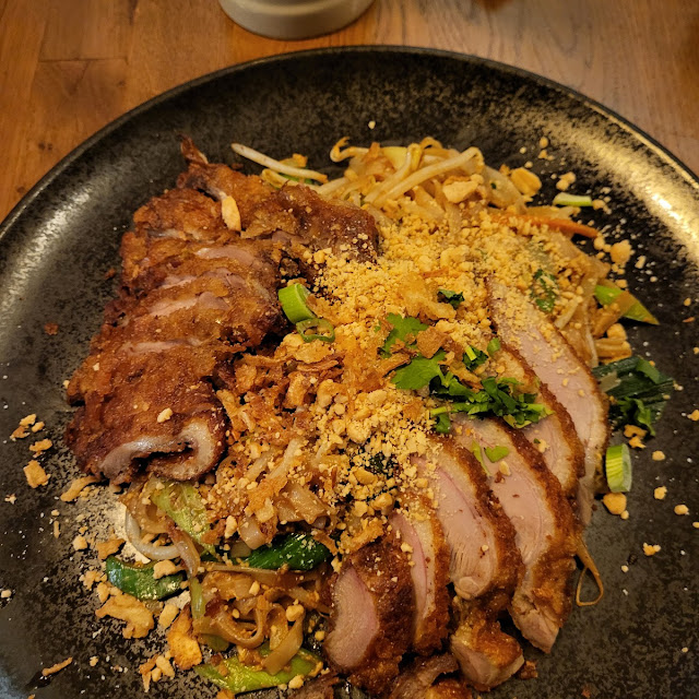 Erdnuss Kokos Cremige Erdnuss-curry-kokos-soße Mit Frischem Gemüse Erdnüssen Und Knuspriger Ente