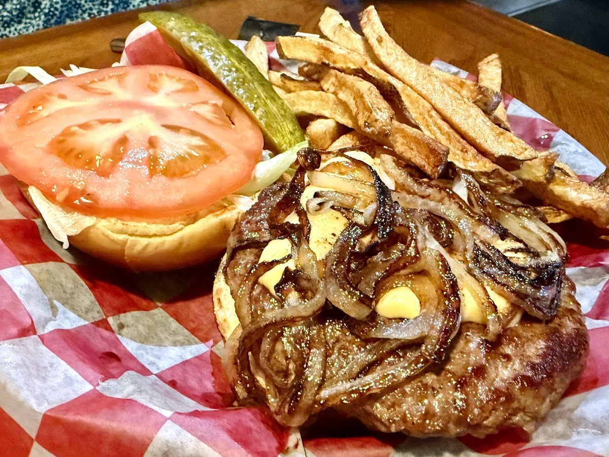 Whistle Stop Tavern - Photo 1