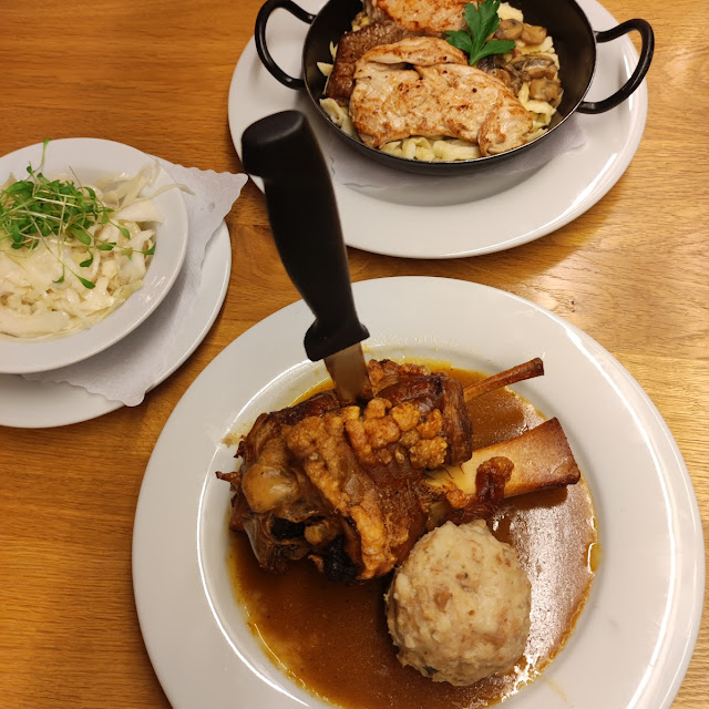 Schweinshaxen Mit Knödel