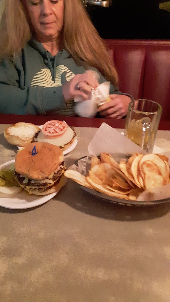 Ray's Tavern - Photo 8