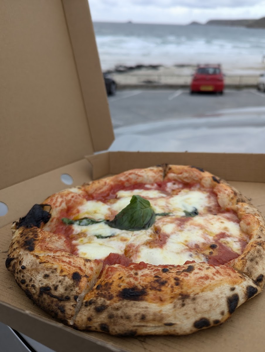 Pizza Roja at Sennen Surf Lodge - Photo 4