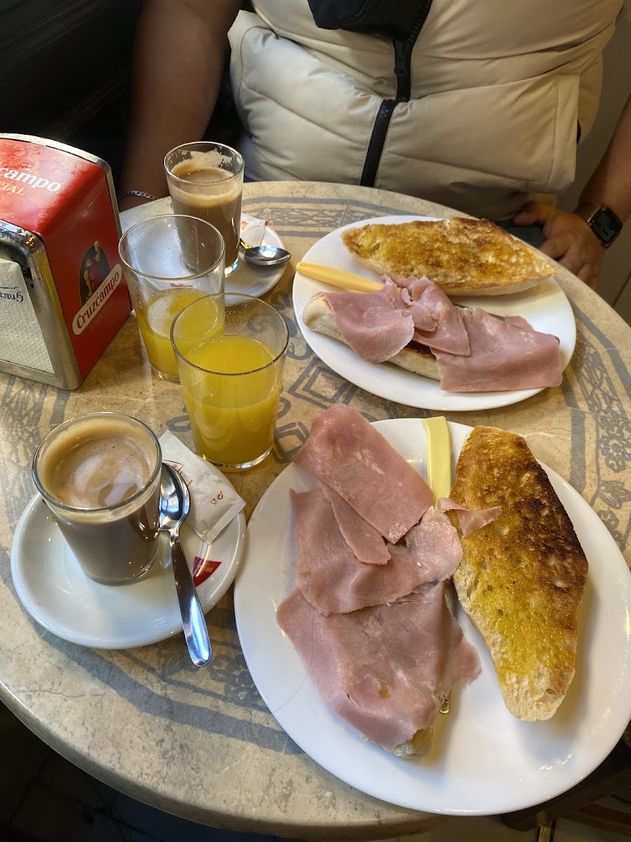 Cafeteria La Esquina Veloz - Photo 9