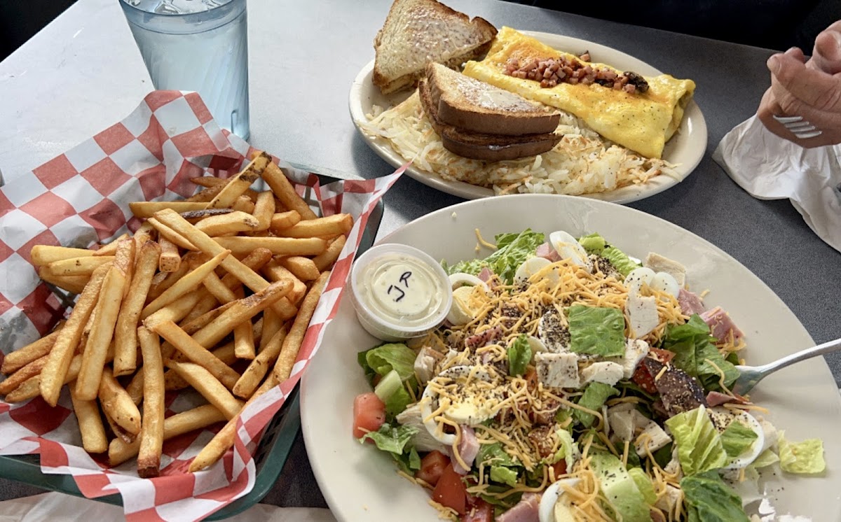 Wilbert Cafe & El Toro Lounge - Photo 8