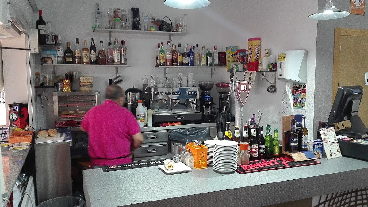 CAFETERIA CONFITERIA La Deliciosa - Photo 9