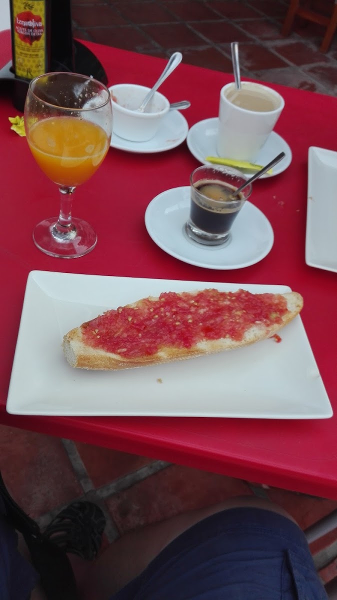 CAFETERIA CONFITERIA La Deliciosa - Photo 3