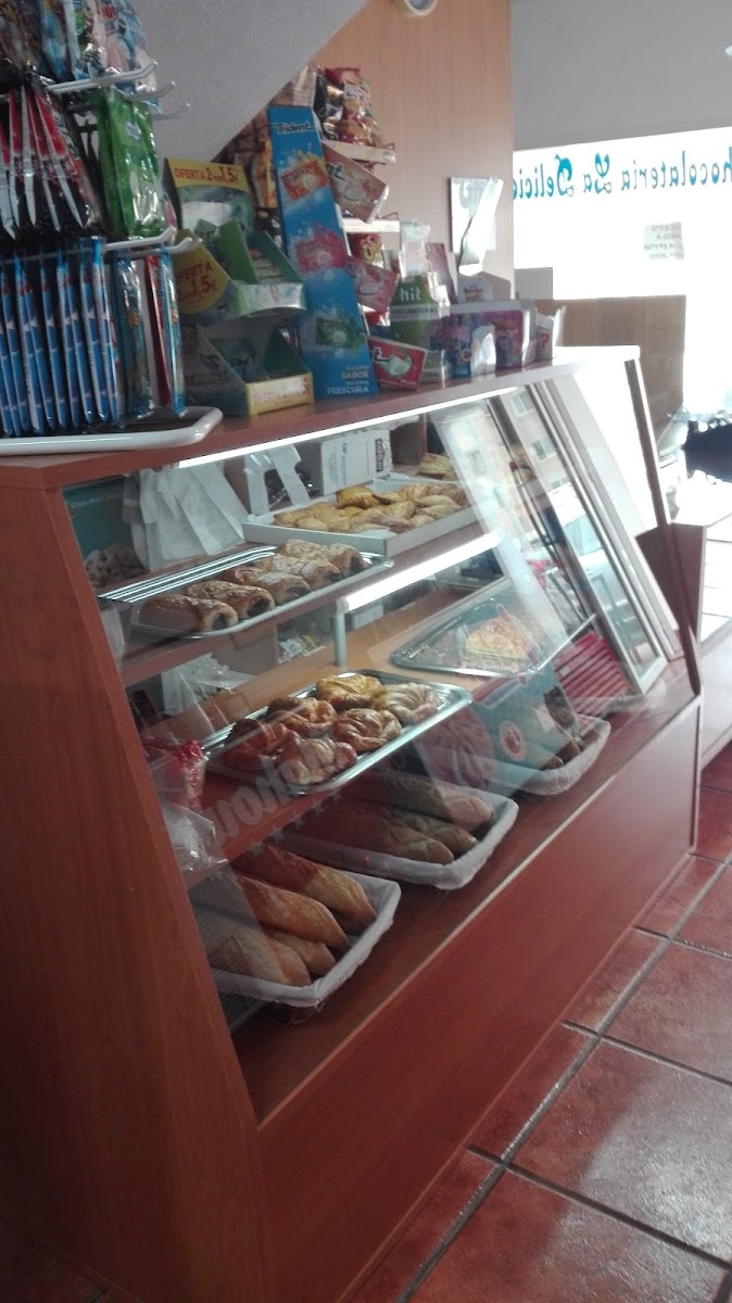 CAFETERIA CONFITERIA La Deliciosa - Photo 6