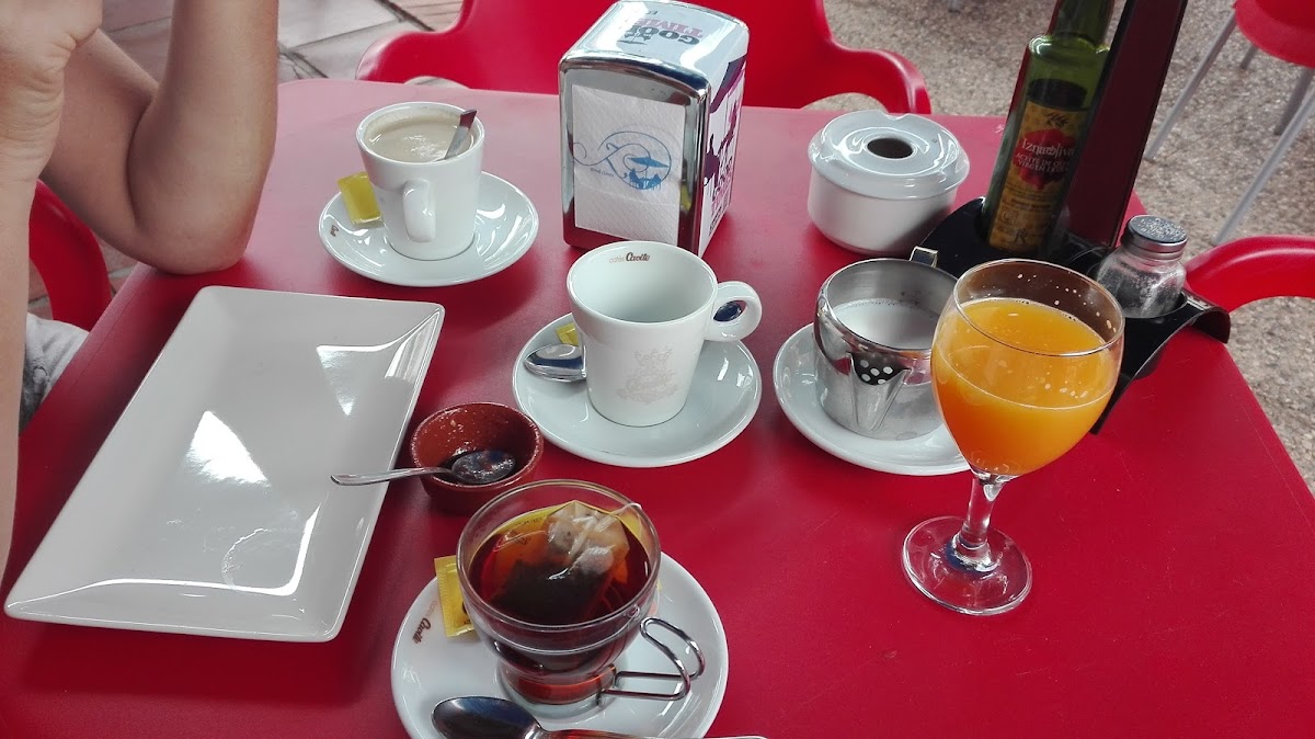 CAFETERIA CONFITERIA La Deliciosa - Photo 8