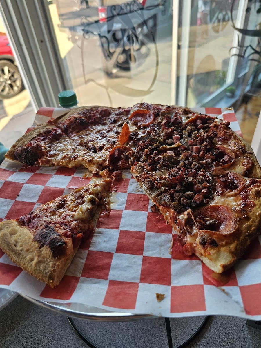 Cave City Pizza - Photo 2