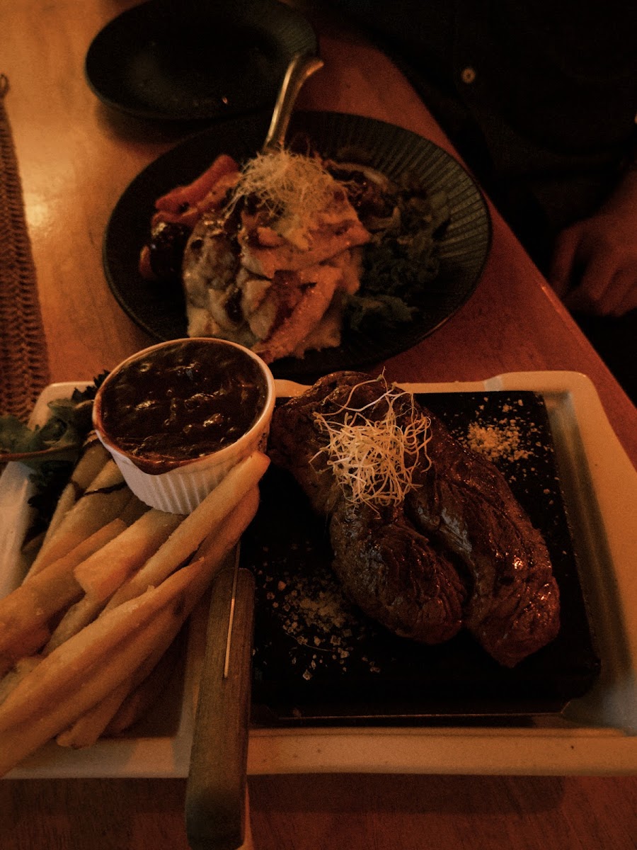 Glossy Black Restaurant - Photo 8