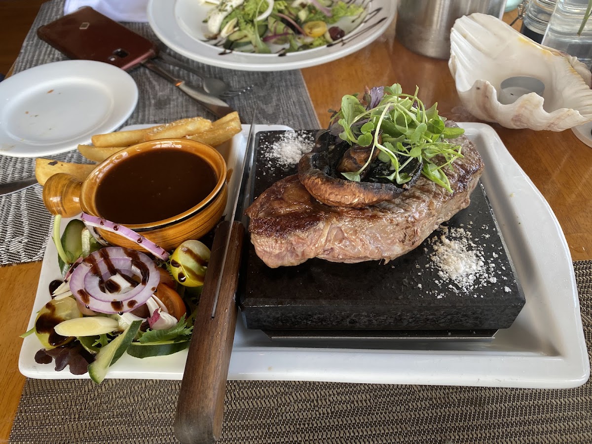 Glossy Black Restaurant - Photo 5