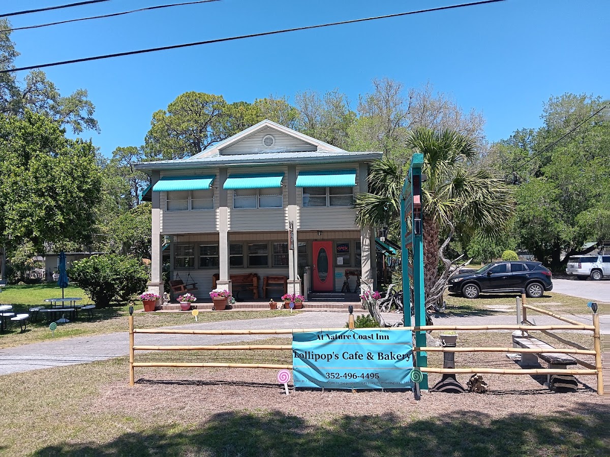 LolliPops Cafe & Bakery at Nature Coast Inn - Photo 3