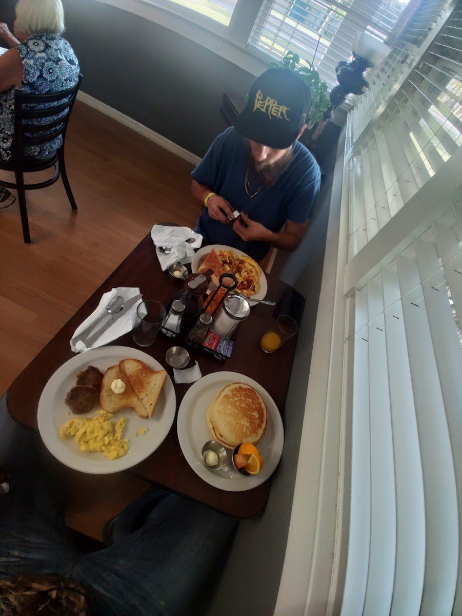 LolliPops Cafe & Bakery at Nature Coast Inn - Photo 6
