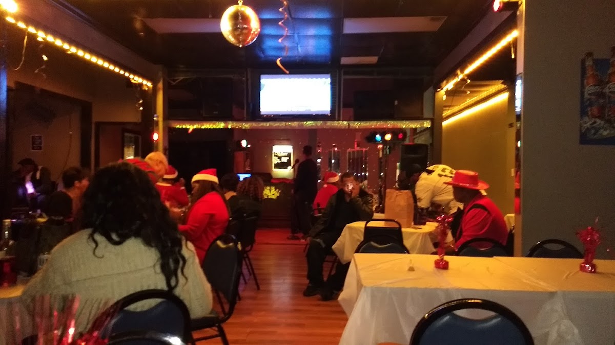 CJ' s Blues & Sports Bar - Photo 2
