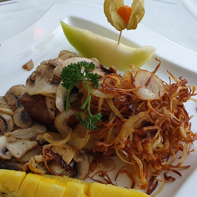 Rumpsteak Mit Zwiebeln Und Pilzen
