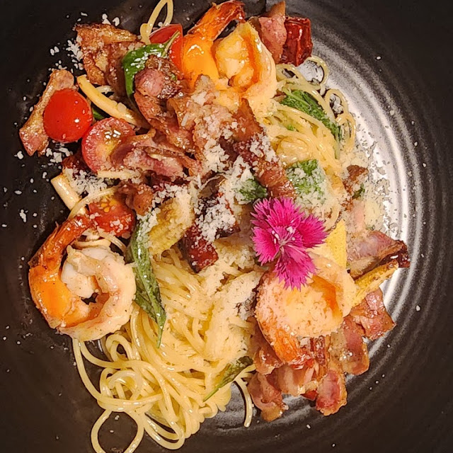 Spaghetti with Spxiy Prawns and Bacon