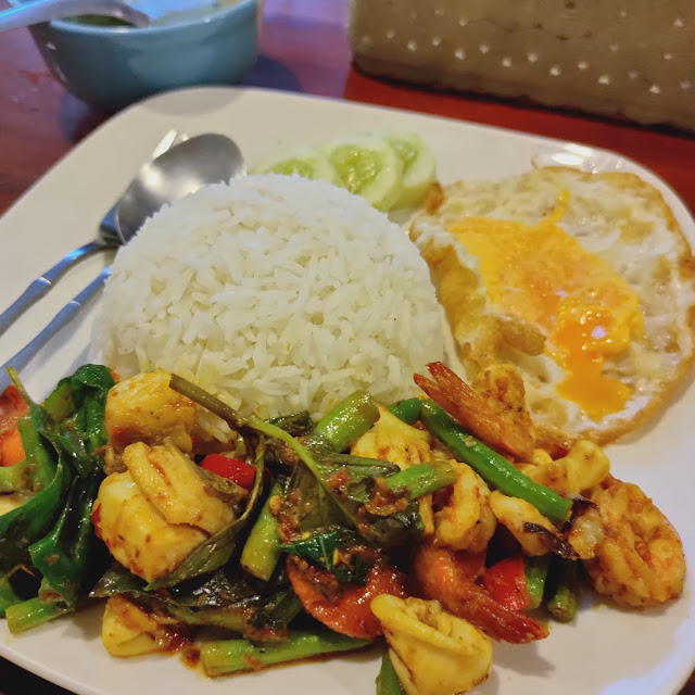 ข้าวพริกแกงทะเลผักรวมไข่ดาว