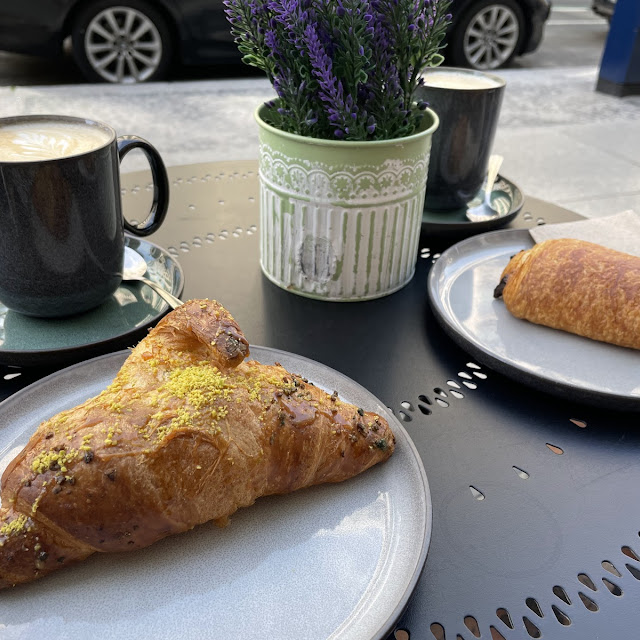 Pistazien Croissant Mit Café Latte