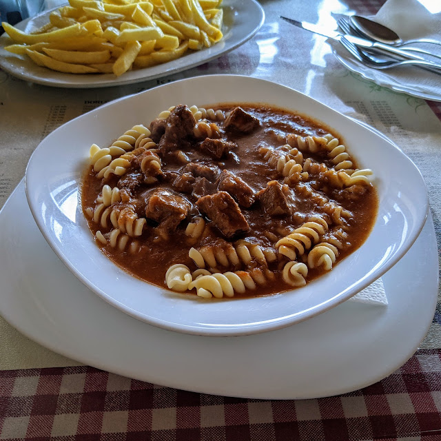 Gulaš SA Tjesteninom