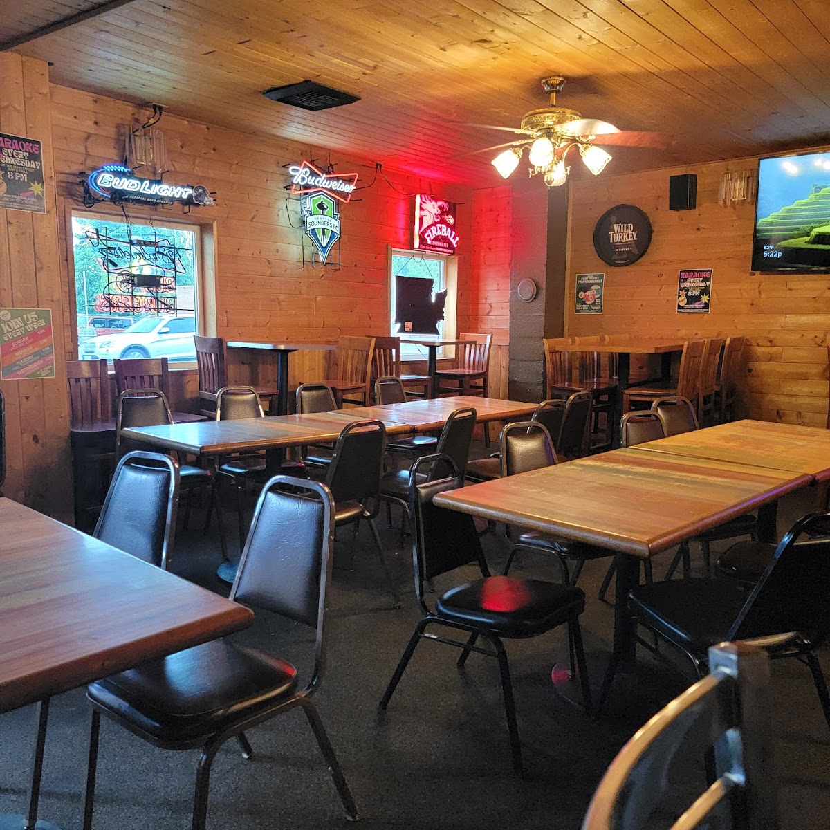 Main Street Bar & Grill - Photo 3
