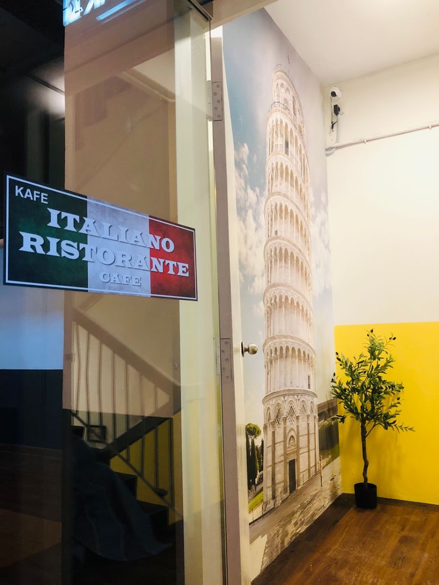 Italiano Ristorante Cafe - Photo 9