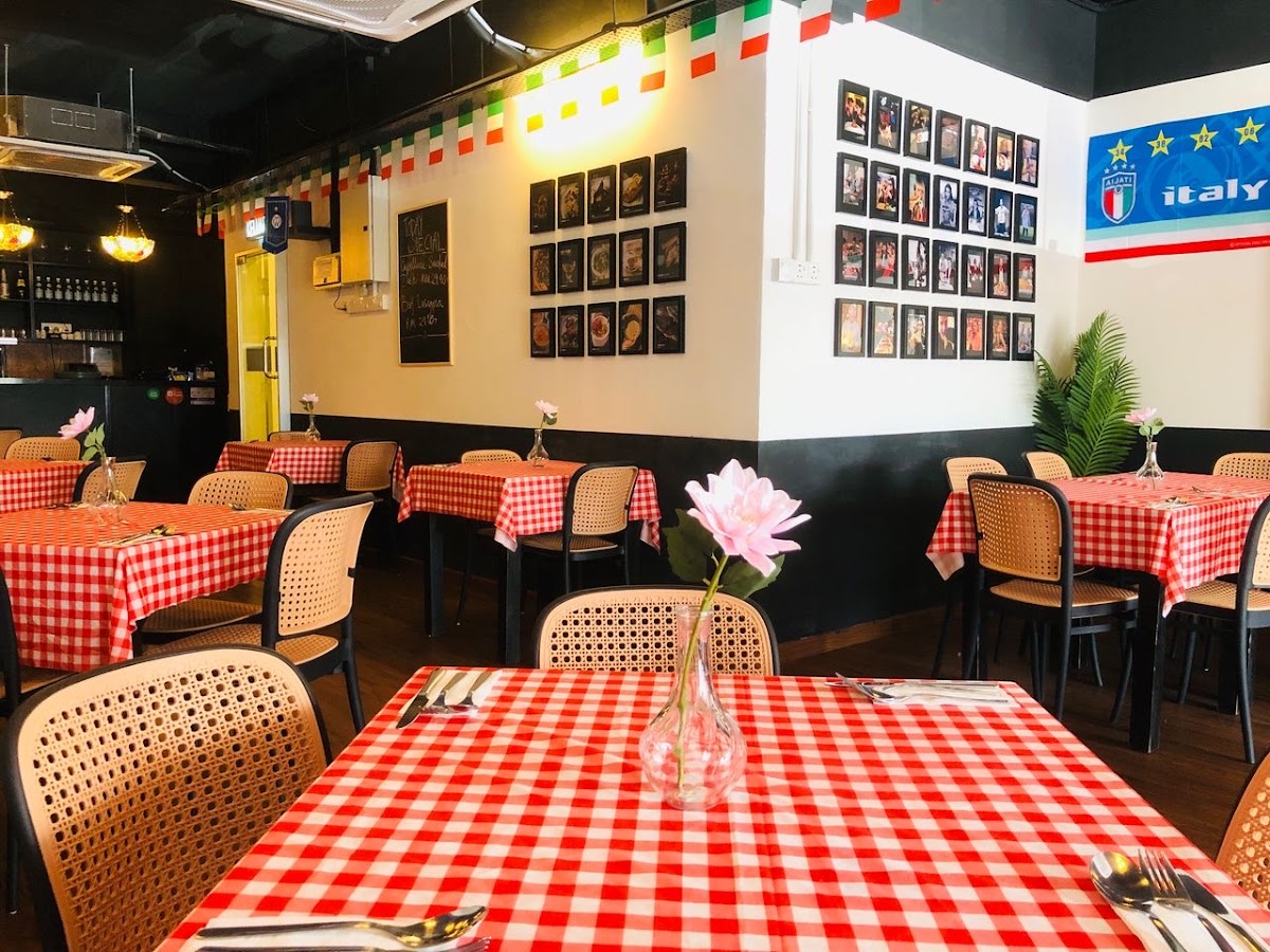 Italiano Ristorante Cafe - Photo 6