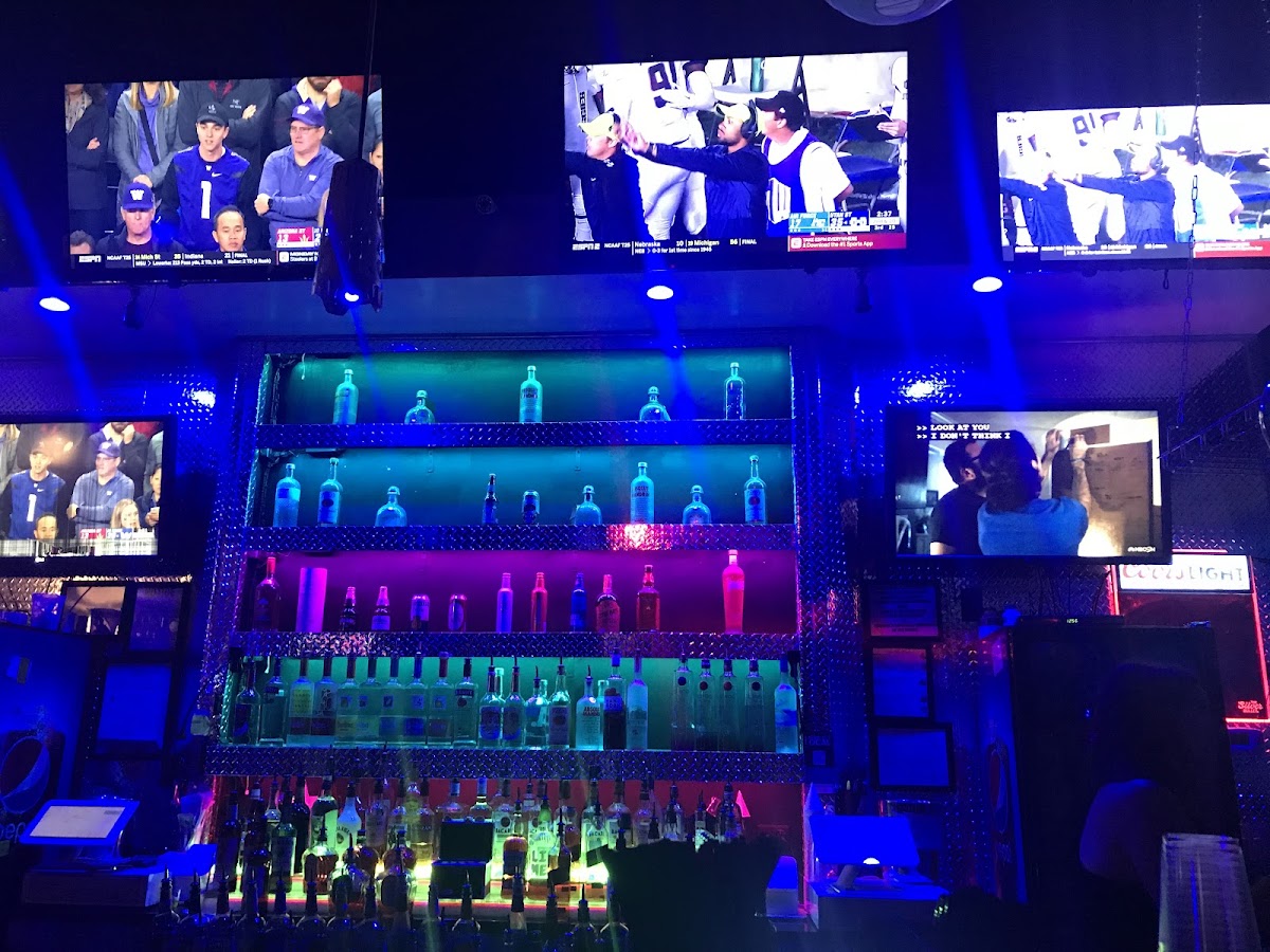 White Room Bar & Lounge - Photo 3